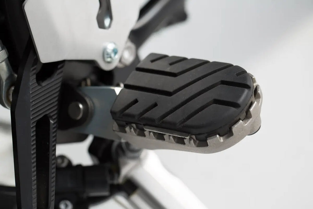 FOOTREST KIT ION ΓΙΑ TRIUMPH '11–'26 | SW-MOTECH-FRS.11.011.10103/B