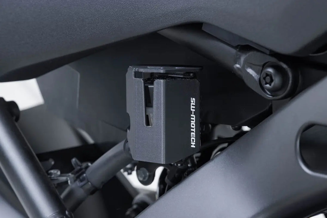 BRAKE FLUID RESERVOIR GUARD ΓΙΑ YAMAHA MT-09 '25 | SW-MOTECH-SCT.06.597.10000/B