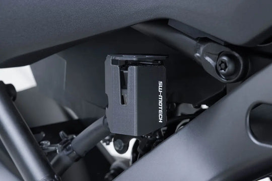 BRAKE FLUID RESERVOIR GUARD ΓΙΑ YAMAHA MT-09 '25 | SW-MOTECH-SCT.06.597.10000/B
