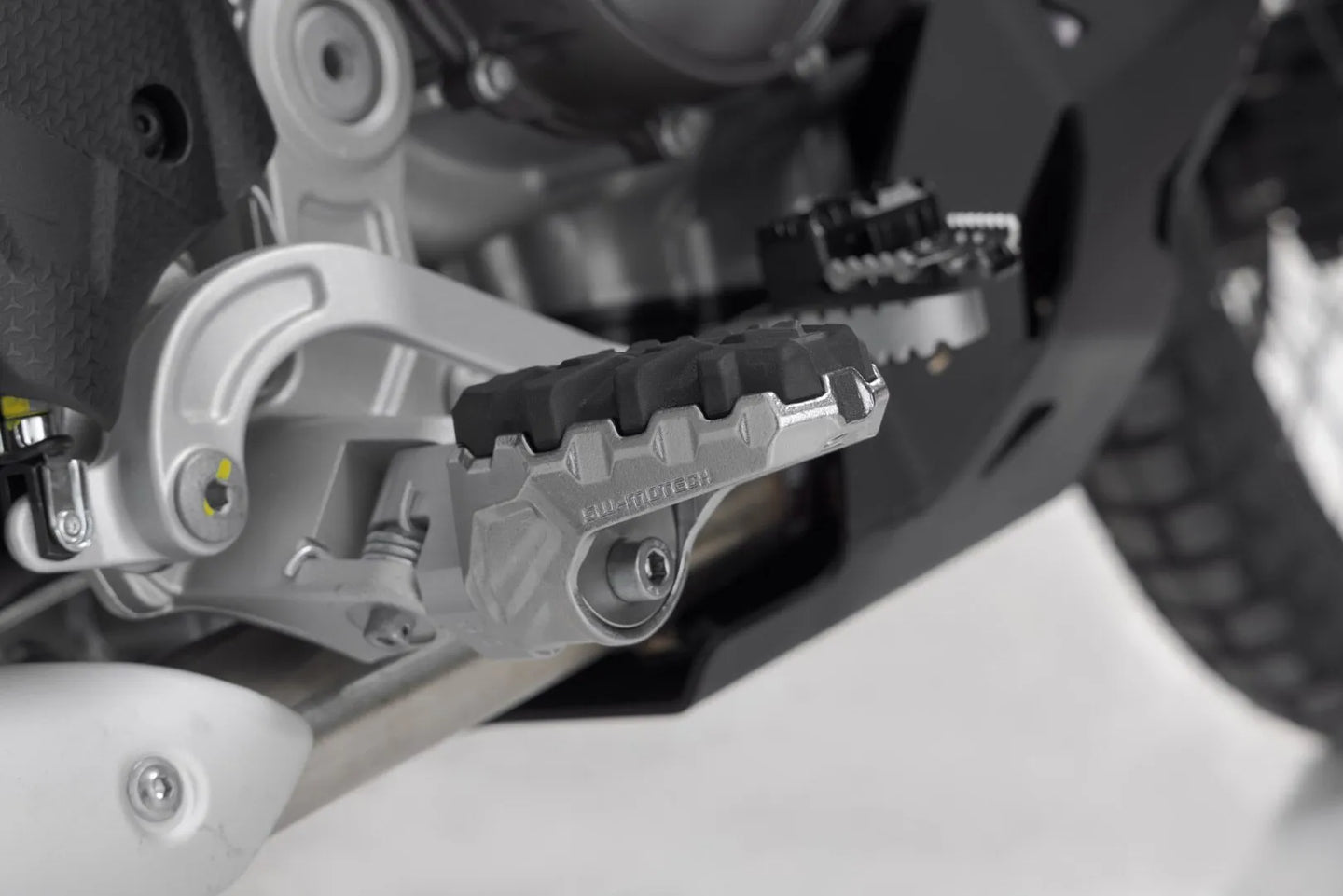 EVO FOOTREST KIT ΓΙΑ APRILIA TUAREG 660 ABS '22–'24 | SW-MOTECH-FRS.13.112.10200