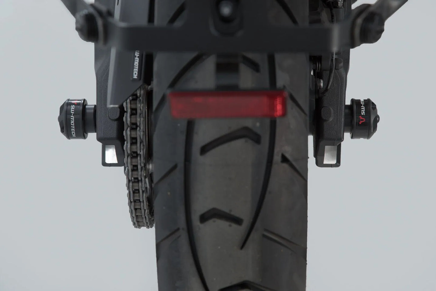 REAR AXLE SLIDER ΓΙΑ TRIUMPH TIGER '11–'23 | SW-MOTECH-STP.11.176.10100/B