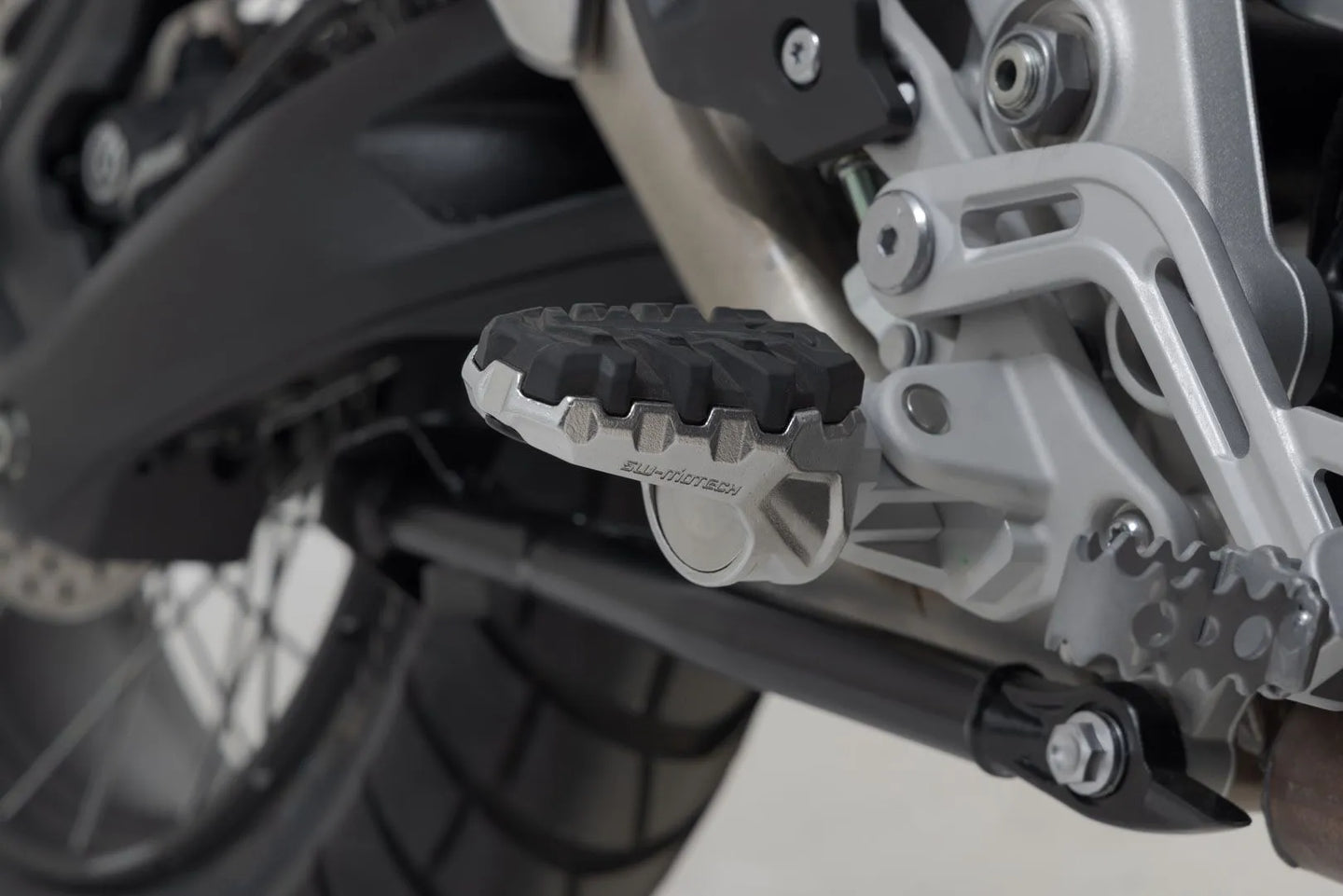 EVO FOOTREST KIT ΓΙΑ TRIUMPH TIGER 1200 ABS / TIGER 1200 GT ABS '22–'24 | SW-MOTECH-FRS.11.112.10600
