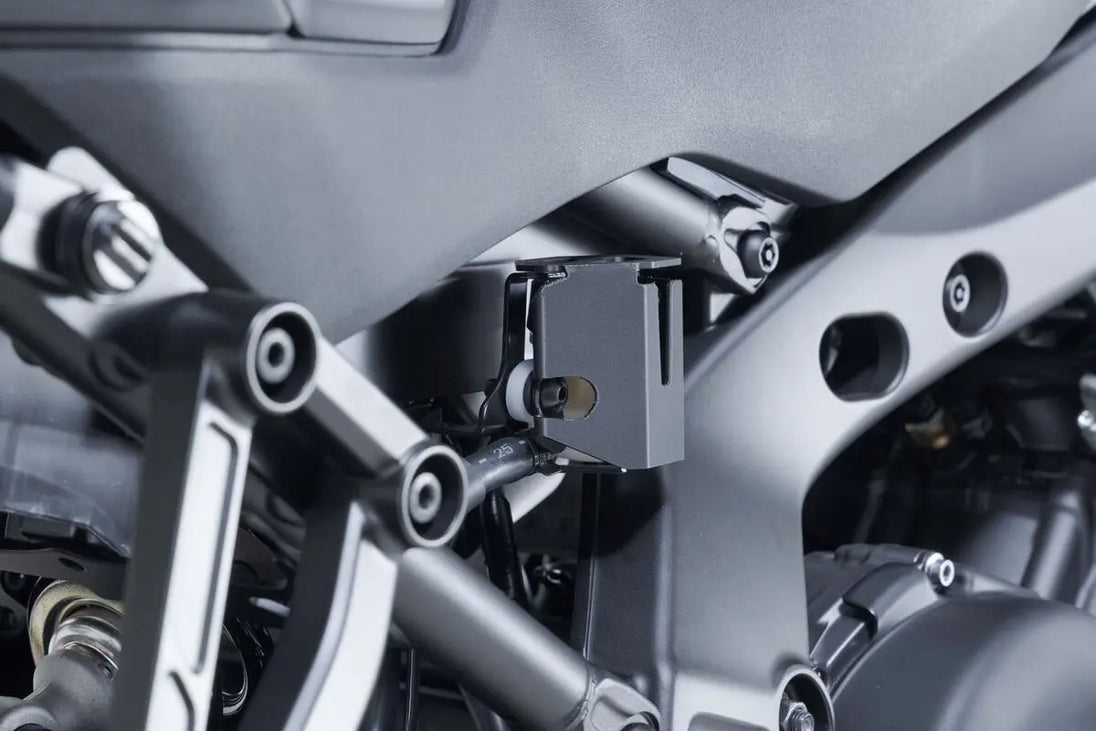 BRAKE FLUID RESERVOIR GUARD ΓΙΑ YAMAHA MT-09 '25 | SW-MOTECH-SCT.06.597.10000/B