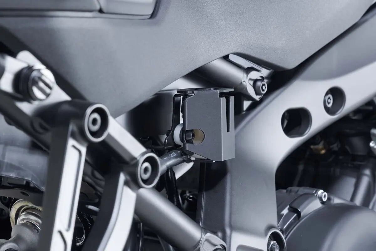 BRAKE FLUID RESERVOIR GUARD ΓΙΑ YAMAHA MT-09 '25 | SW-MOTECH-SCT.06.597.10000/B