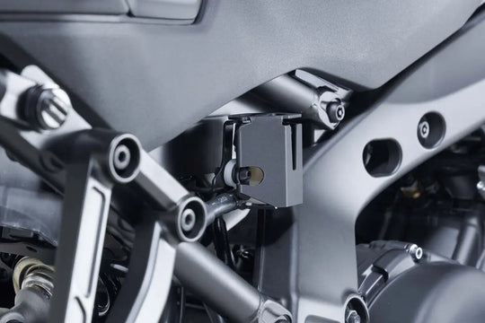 BRAKE FLUID RESERVOIR GUARD ΓΙΑ YAMAHA MT-09 '25 | SW-MOTECH-SCT.06.597.10000/B