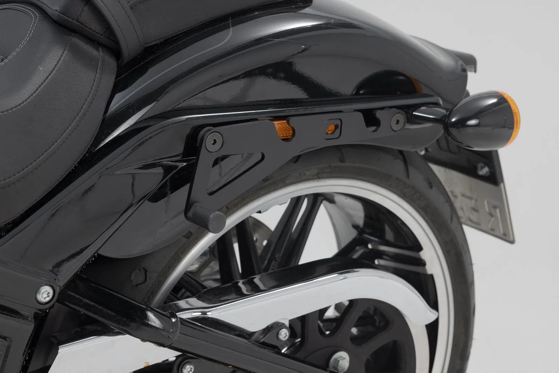 SLH SIDE CARRIER LH1 LEFT ΓΙΑ Harley Davidson '17–'23 | SW-MOTECH-HTA.18.682.11500