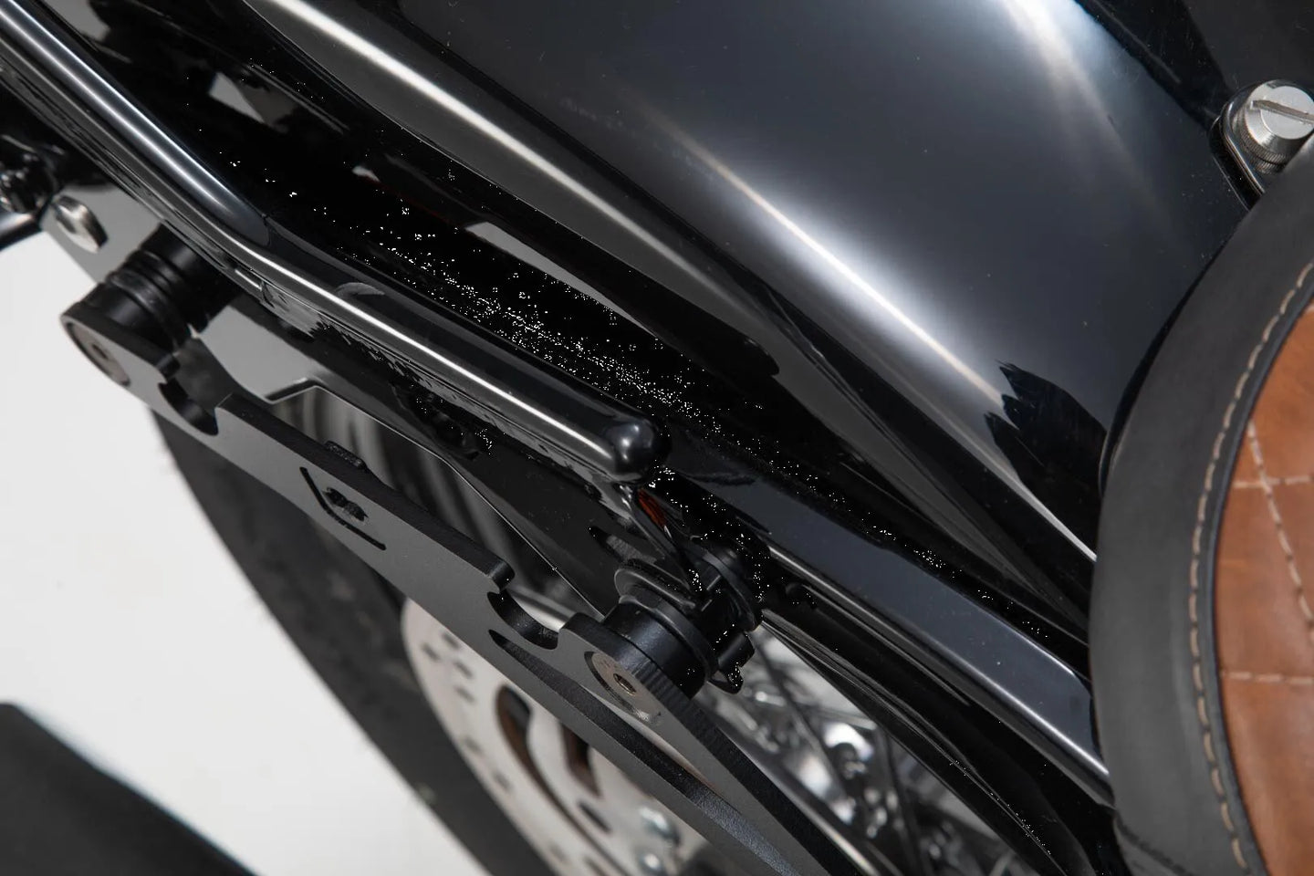 SLH SIDE CARRIER ADPT KIT ΓΙΑ Harley Davidson '17–'24 | SW-MOTECH-HTA.18.682.15000