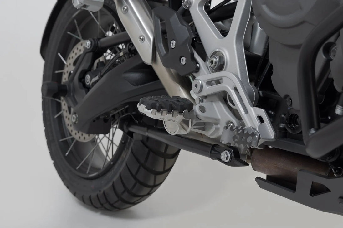 EVO FOOTREST KIT ΓΙΑ TRIUMPH TIGER 1200 ABS / TIGER 1200 GT ABS '22–'24 | SW-MOTECH-FRS.11.112.10600