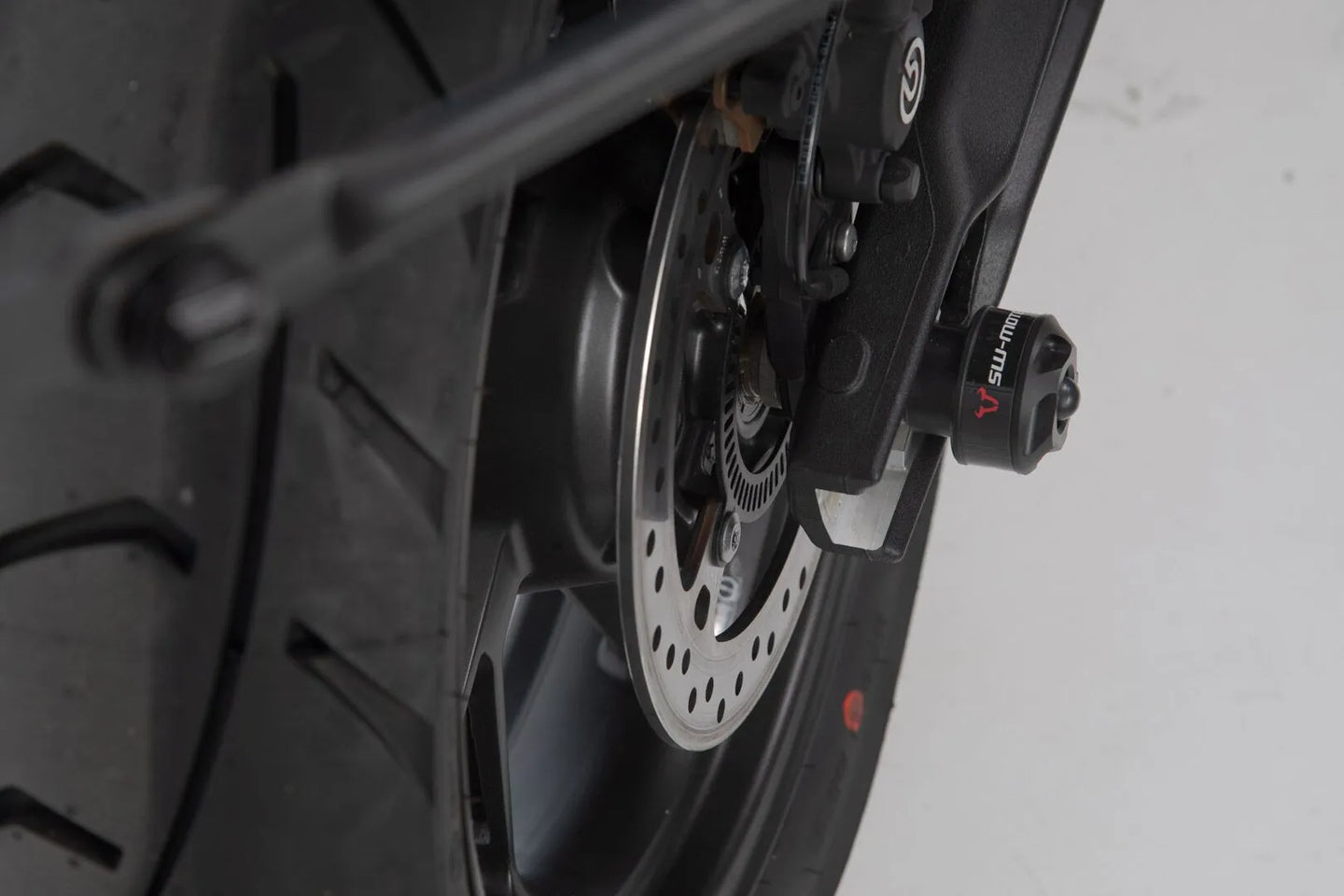 REAR AXLE SLIDER ΓΙΑ TRIUMPH TIGER '11–'23 | SW-MOTECH-STP.11.176.10100/B