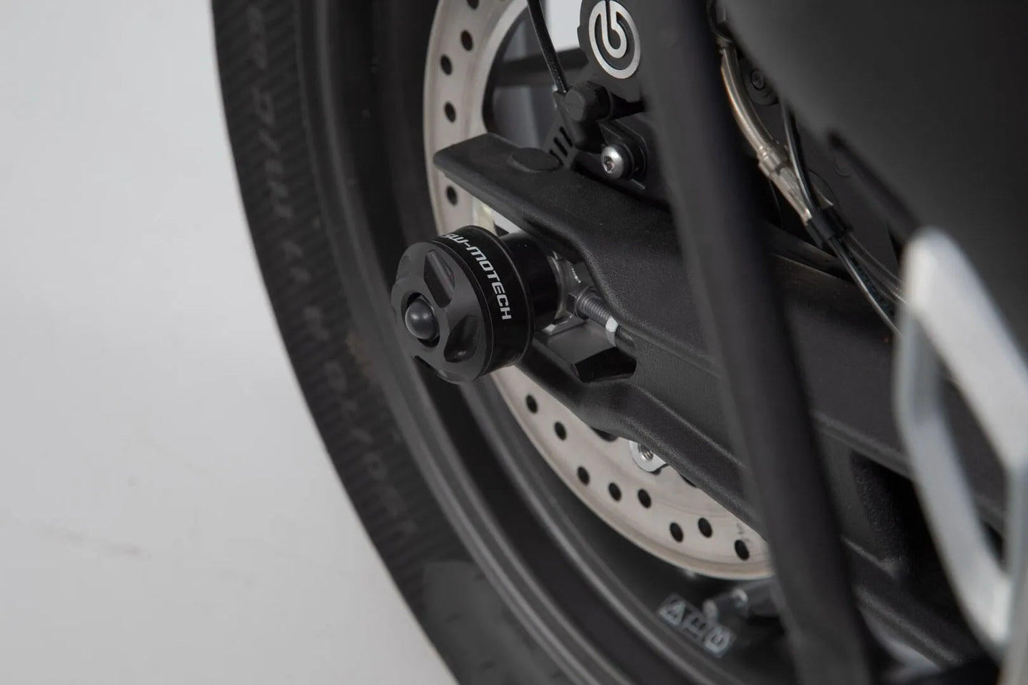REAR AXLE SLIDER ΓΙΑ TRIUMPH TIGER '11–'23 | SW-MOTECH-STP.11.176.10100/B