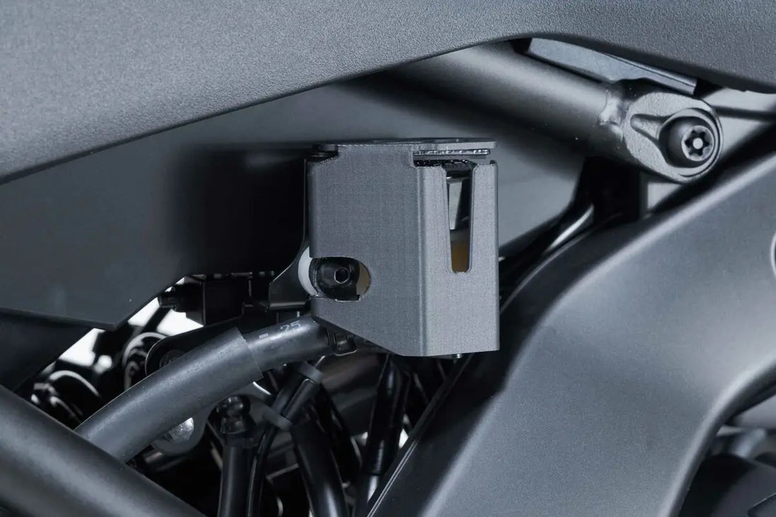 BRAKE FLUID RESERVOIR GUARD ΓΙΑ YAMAHA MT-09 '25 | SW-MOTECH-SCT.06.597.10000/B