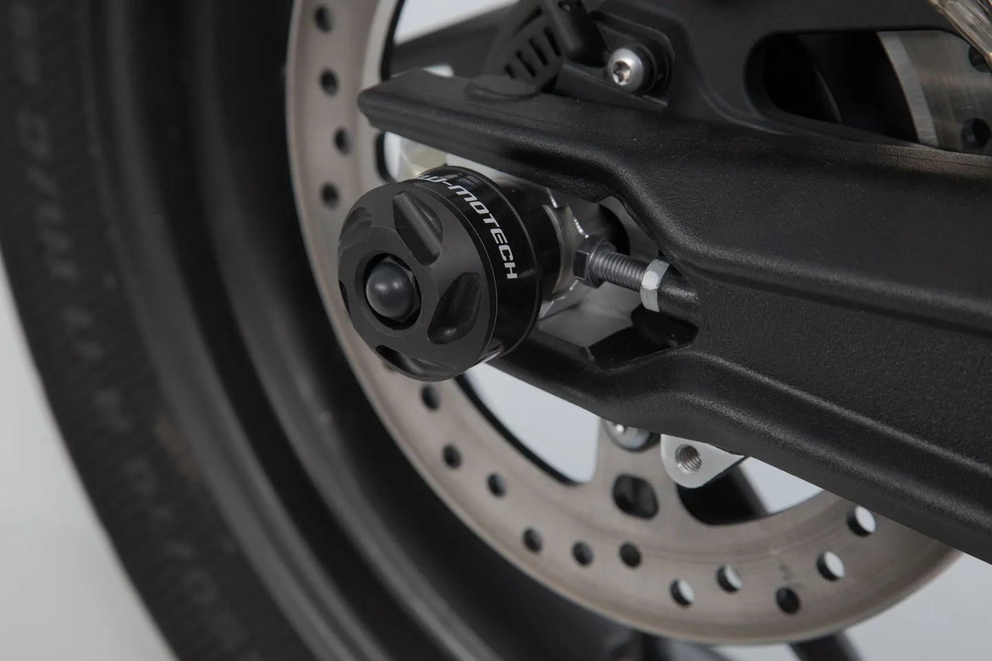 REAR AXLE SLIDER ΓΙΑ TRIUMPH TIGER '11–'23 | SW-MOTECH-STP.11.176.10100/B