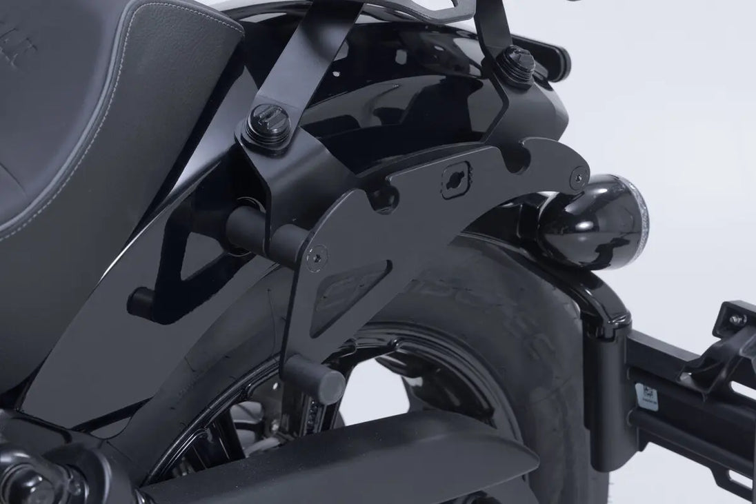 SLH SIDE CARRIER LH1 LEFT ΓΙΑ INDIAN SCOUT 1250 ABS '24–'25 | SW-MOTECH-HTA.20.394.18000