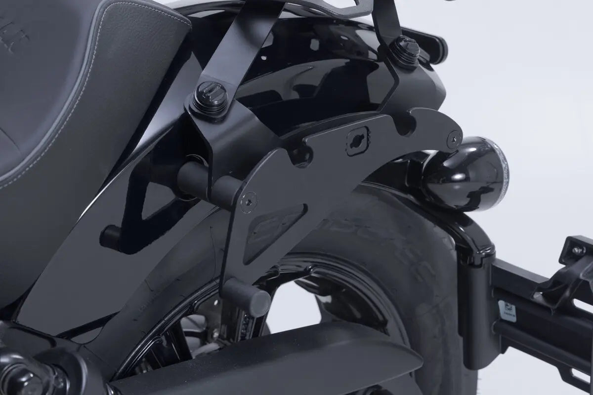 SLH SIDE CARRIER LH1 LEFT ΓΙΑ INDIAN SCOUT 1250 ABS '24–'25 | SW-MOTECH-HTA.20.394.18000