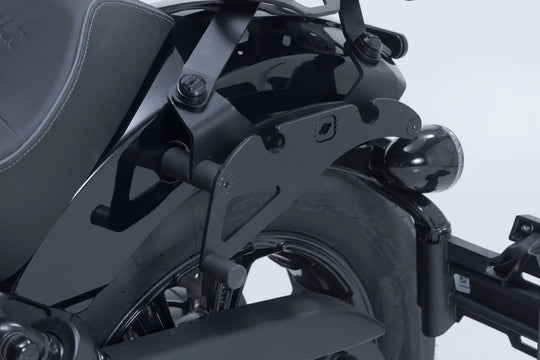 SLH SIDE CARRIER LH1 LEFT ΓΙΑ INDIAN SCOUT 1250 ABS '24–'25 | SW-MOTECH-HTA.20.394.18000