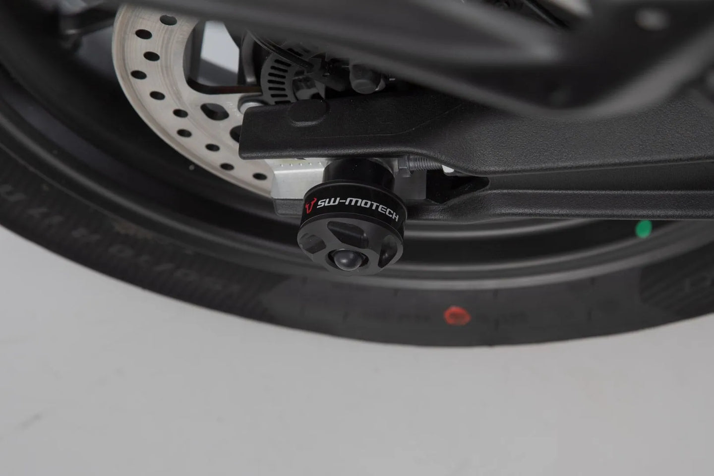 REAR AXLE SLIDER ΓΙΑ TRIUMPH TIGER '11–'23 | SW-MOTECH-STP.11.176.10100/B