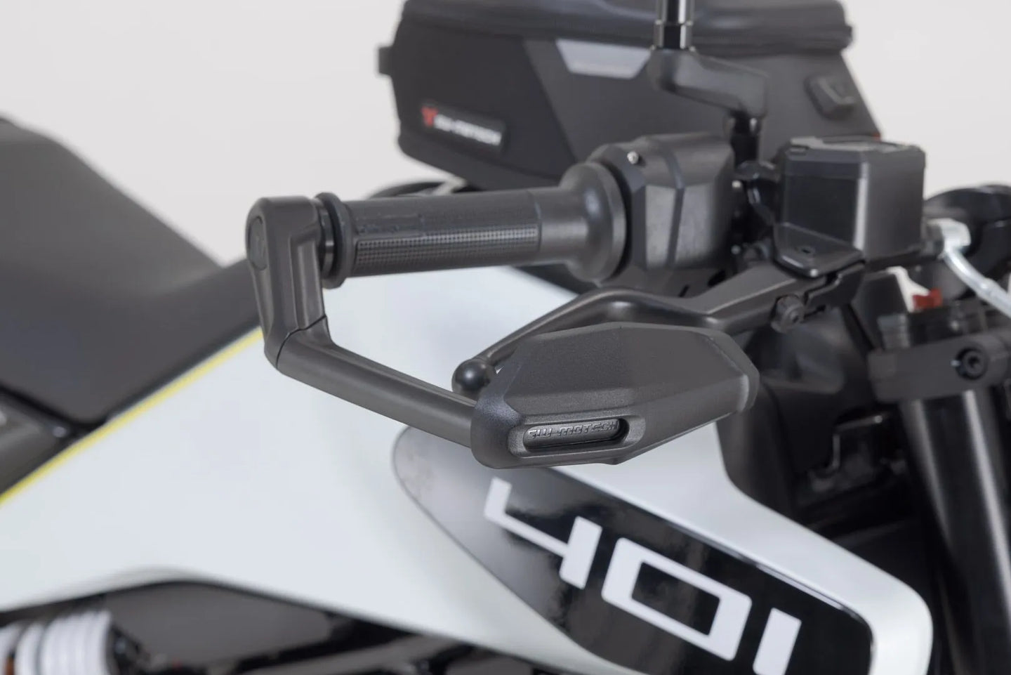 LEVER GUARDS W/ WIND PROTECTION ΓΙΑ HUSQVARNA SVARTPILEN 401 ABS / VITPILEN 401 ABS '23–'24 | SW-MOTECH-LVG.03.014.11000/B
