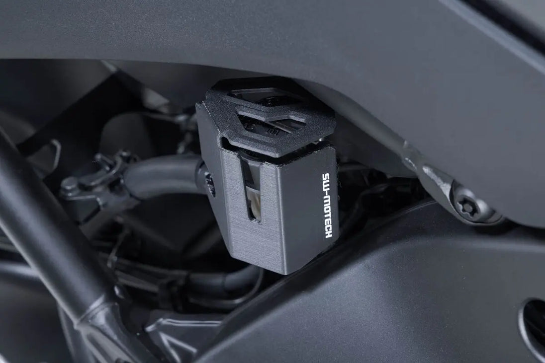 BRAKE FLUID RESERVOIR GUARD ΓΙΑ YAMAHA MT-09 '25 | SW-MOTECH-SCT.06.597.10000/B