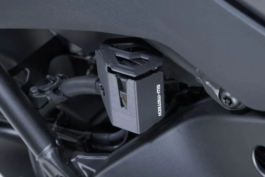 BRAKE FLUID RESERVOIR GUARD ΓΙΑ YAMAHA MT-09 '25 | SW-MOTECH-SCT.06.597.10000/B
