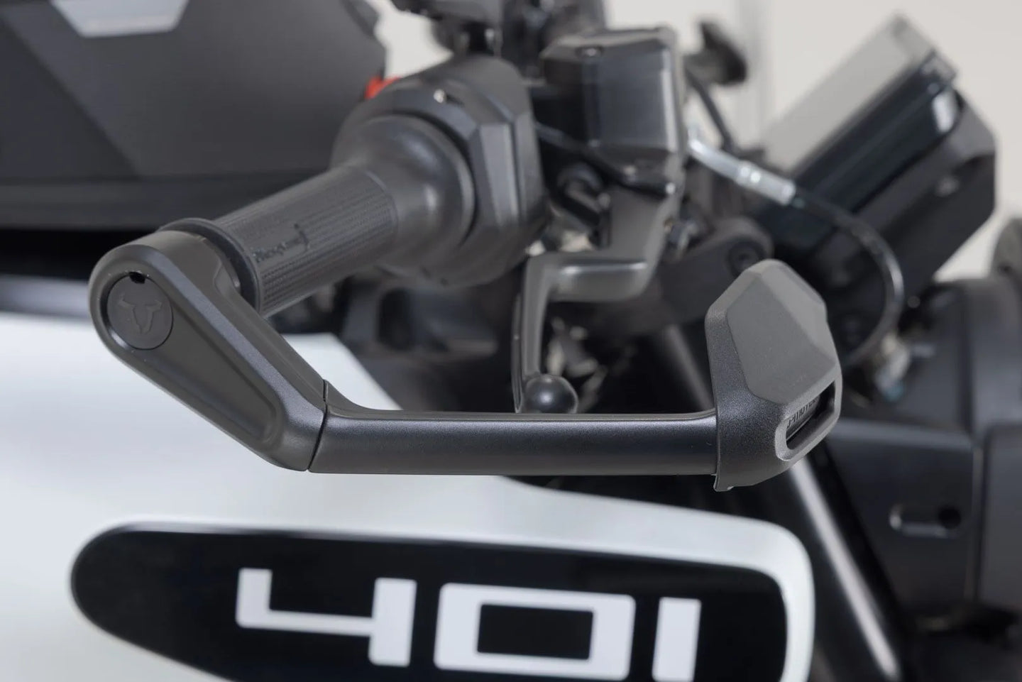 LEVER GUARDS W/ WIND PROTECTION ΓΙΑ HUSQVARNA SVARTPILEN 401 ABS / VITPILEN 401 ABS '23–'24 | SW-MOTECH-LVG.03.014.11000/B