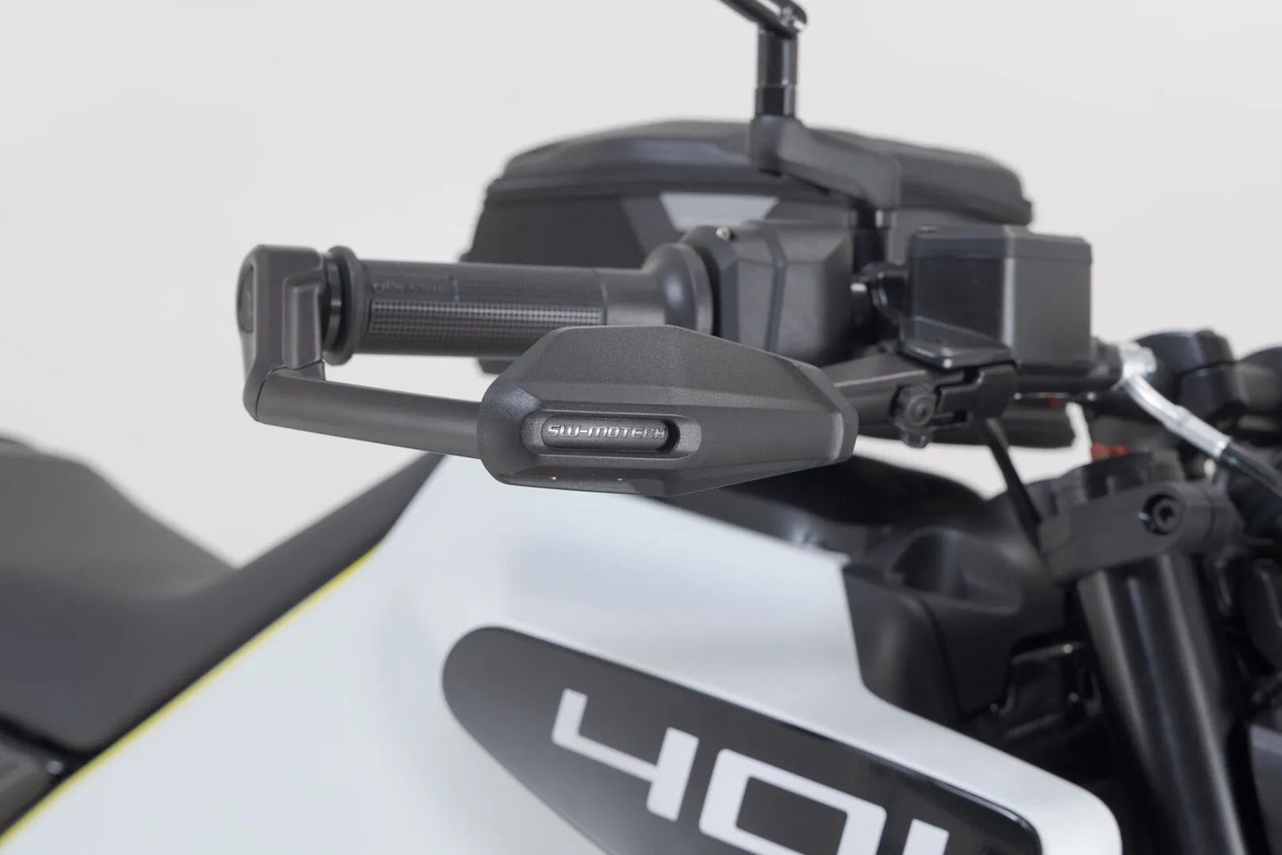 LEVER GUARDS W/ WIND PROTECTION ΓΙΑ HUSQVARNA SVARTPILEN 401 ABS / VITPILEN 401 ABS '23–'24 | SW-MOTECH-LVG.03.014.11000/B